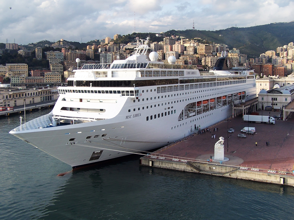 Kreuzfahrer auf dem Mittelmeer - 

MSC Lirica im Hafen von Genua am Abend des 22.10.2006