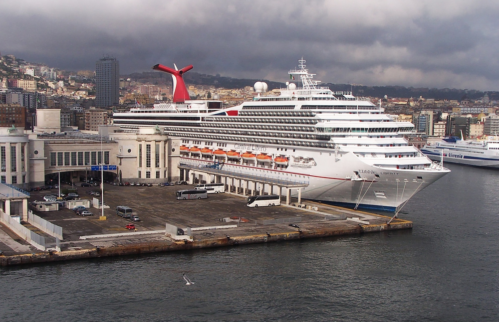 Kreuzfahrer auf dem Mittelmeer .. II

23.10.2006 Carnival Liberty im Hafen von Neapel.