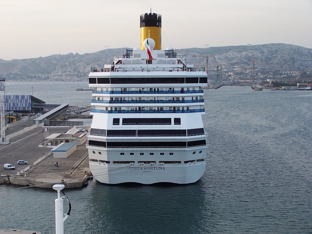 Kreuzfahrer auf dem Mittelmeer ....

Die Costa Fortuna im Hafen von Barcelona am 27.10.2006