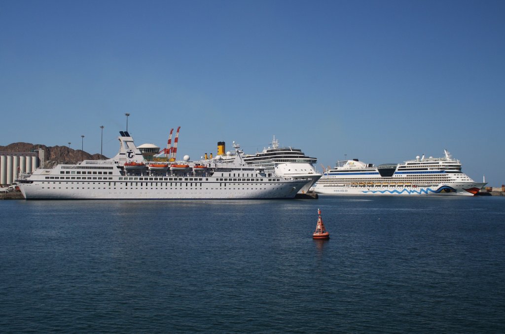 Kreuzfahrertreffen am 23.12.2012 in Muscat: links die MS Astor, in der Mitte die Costa Atlantica und rechts AIDAblu.