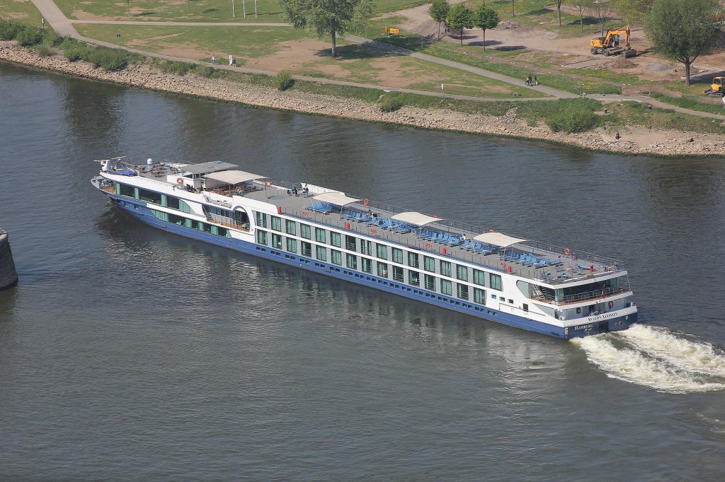 Kreuzfahrtschiff   AVALON AVINITY   am 20.04.2011 bei der Einfahrt vom Rhein in die Mosel am deutschen Eck in Koblenz.
Lnge 110m
Breite 11m