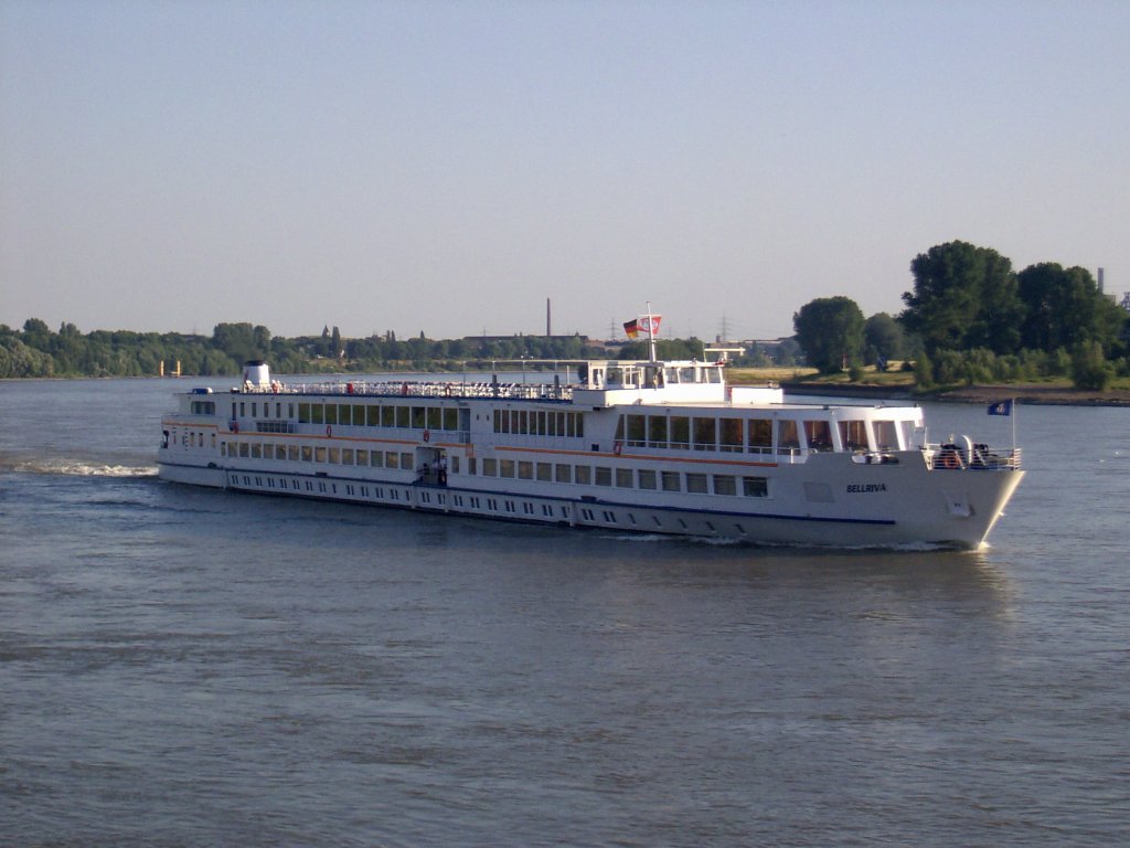 Kreuzfahrtschiff  Bellriva  Rheinabwrts bei Duisburg-Hochfeld, Sommer 2009.