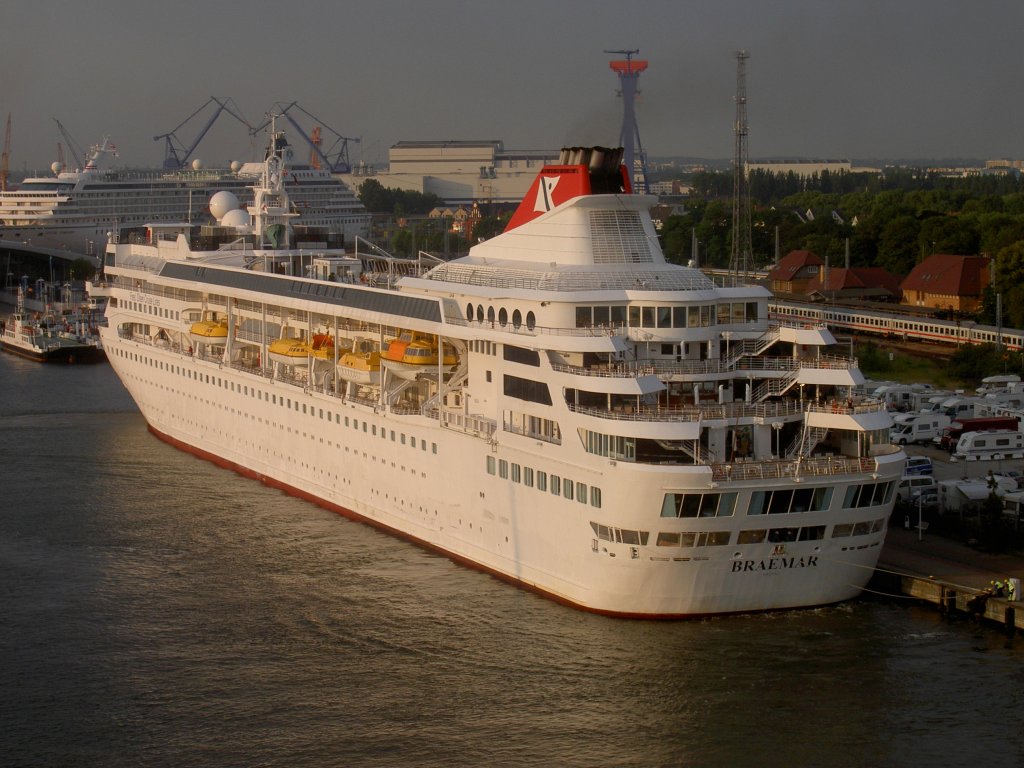 Kreuzfahrtschiff Breamar, Baujahr 1993, Brt 24344, Lnge 195.9 Meter, 
484 Kabinen, Besatzung 371, Fred. Olsen Cruise Lines (10.07.2010)