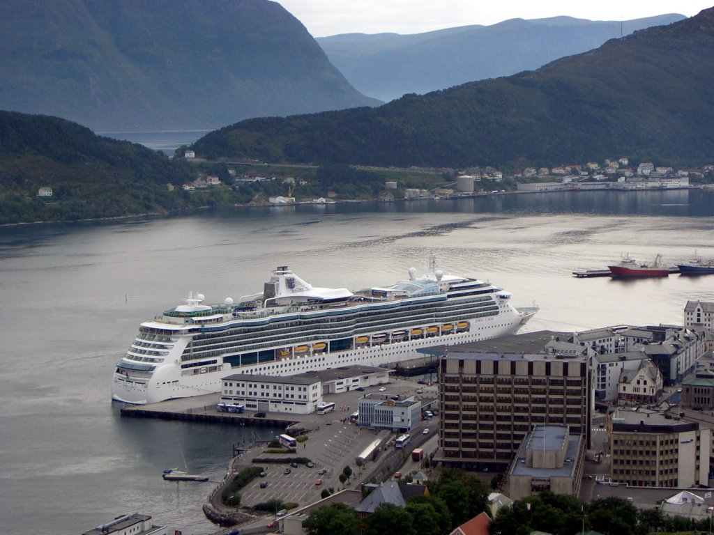 Kreuzfahrtschiff Jewel of the Seas am 4. August 2004 in lesund (Norwegen) 