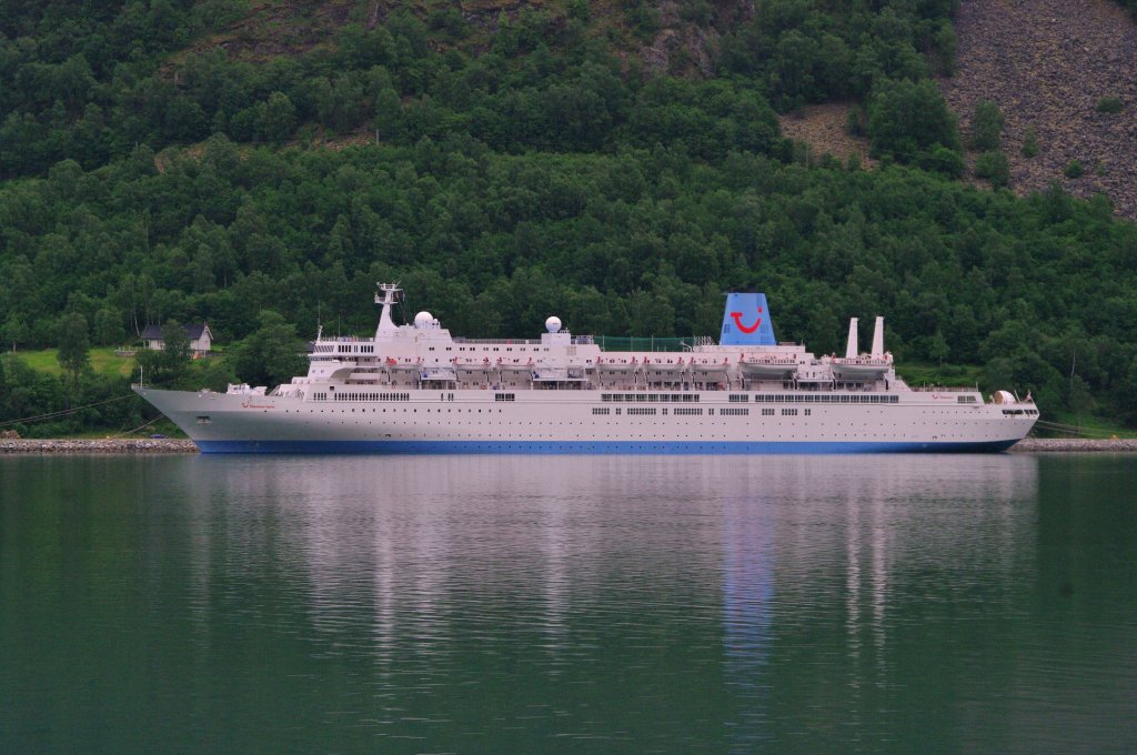 Kreuzfahrtschiff Thomson Spirit im Lustrafjord, Baujahr 1983, 33930 To., Lnge 214 Meter, Reederei Thomson Ships (26.06.2013)
