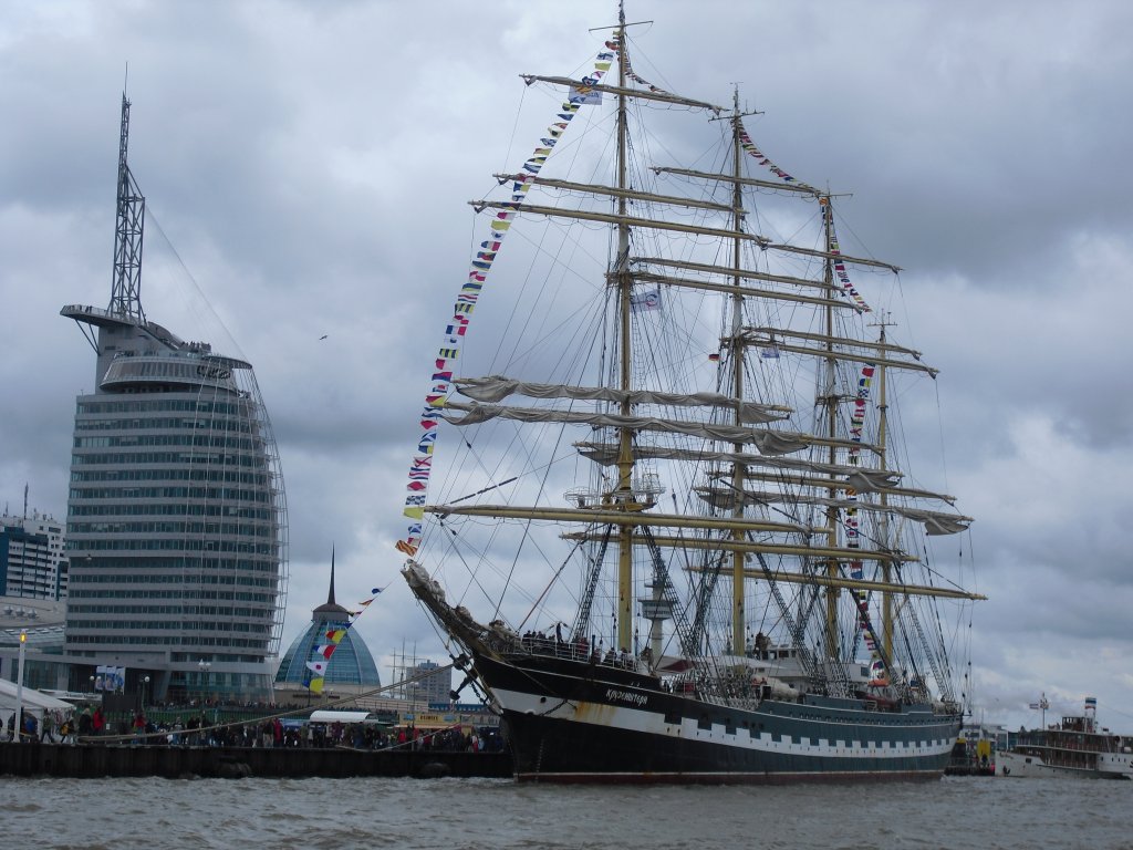  Krusenstern , ex  Padua  ber die Toppen geflaggt. — hier: Sail 2010 Bremerhaven.