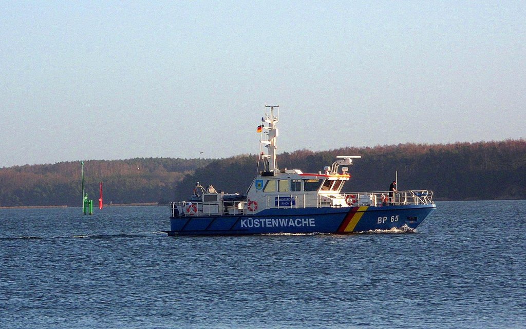 Kstenwachboot BP 65  Roehn 2  auf Kontrollfahrt durch die Lbecker Hfen.
Aufgenommen: 28.11.2011