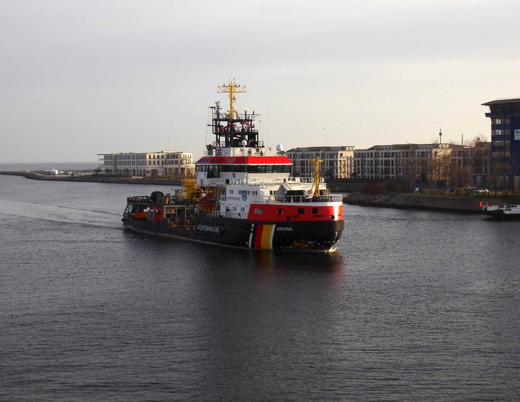 Kstenwacht-Multifunktionsschiff  Arkona  einlaufend Rostock am 24.04.13