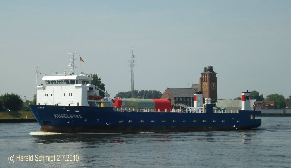 Kugelbake (IMO: 9510747) am 2.7.2010 Hamburg einlaufend vor dem Bubendey Ufer, im Hintergrund das Lotsenhft
RoRo / BRZ 1868 / La. 79,3m, Ba. 18,6m, Tg. 3,85m  / 220 TEU / Caterpillar 1936 kW, 
