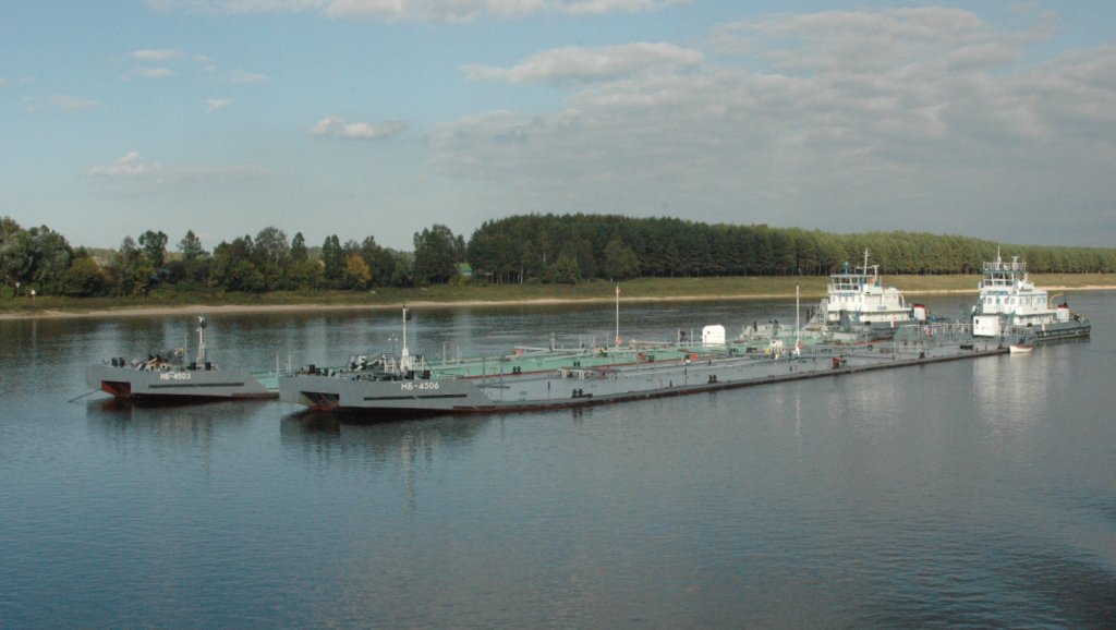 Kurz vor St. Petersburg auf der Newa haben zwei Tank-Schubschiffverbnde Anker gesetzt. Gesehen am 18.09.2010.