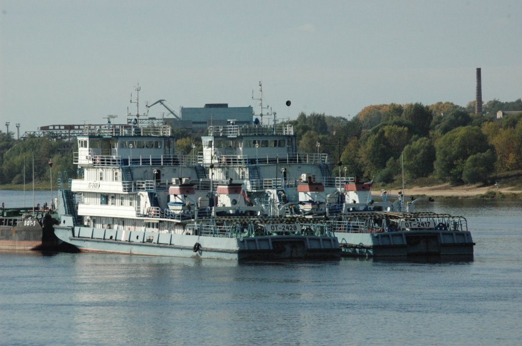 Kurz vor St. Petersburg auf der Newa haben zwei Tank-Schubschiffverbnde Anker gesetzt. Gesehen am 18.09.2010.

