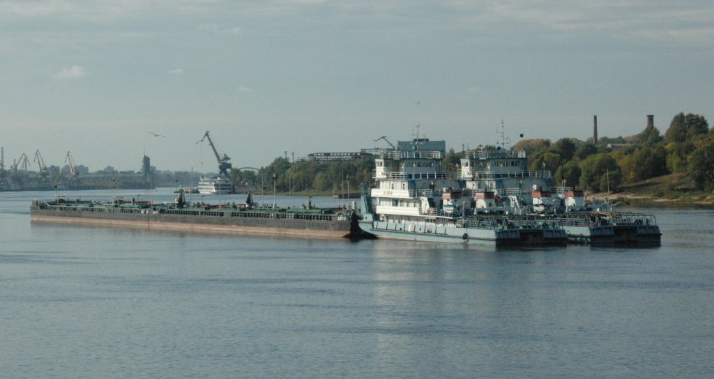 Kurz vor St. Petersburg auf der Newa haben zwei Tank-Schubschiffverbnde Anker gesetzt. Gesehen am 18.09.2010.