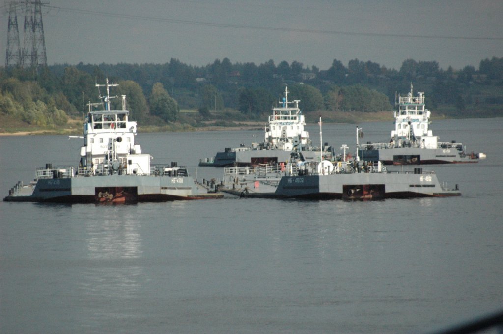 Kurz vor St. Petersburg auf der Newa haben drei voll beladene Tank-Schubschiffverbnde Anker gesetzt. Gesehen am 18.09.2010. 

