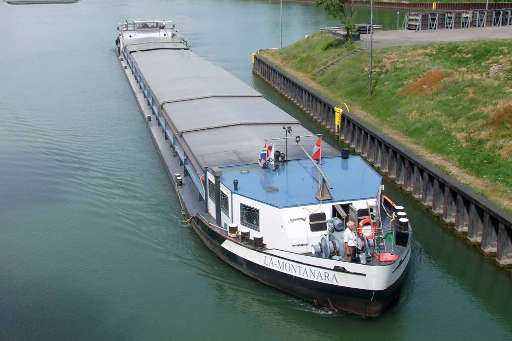  LA-MONTANARA  bei der Einfahrt in die kleine Schleuse Ahsen 7.5.2011