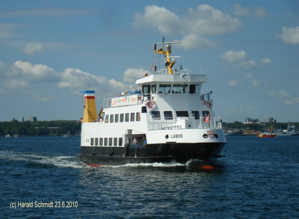 LABOE   IMO 8400086 am 23.6.2010 auf der Kieler Frde
Fhrschiff / La. 32,92m, B 7,61m , Tg. max. 2,4m / 1 MWM-Diesel 250 kW, 11,5 kn / 300 Pass. / 1984 bei Lindenau, Kiel fr Schlepp- und Fhrgesellschaft Kiel mbH, B-Nr. 215 / Umbau 2001 bei Lindenau, Kiel /
