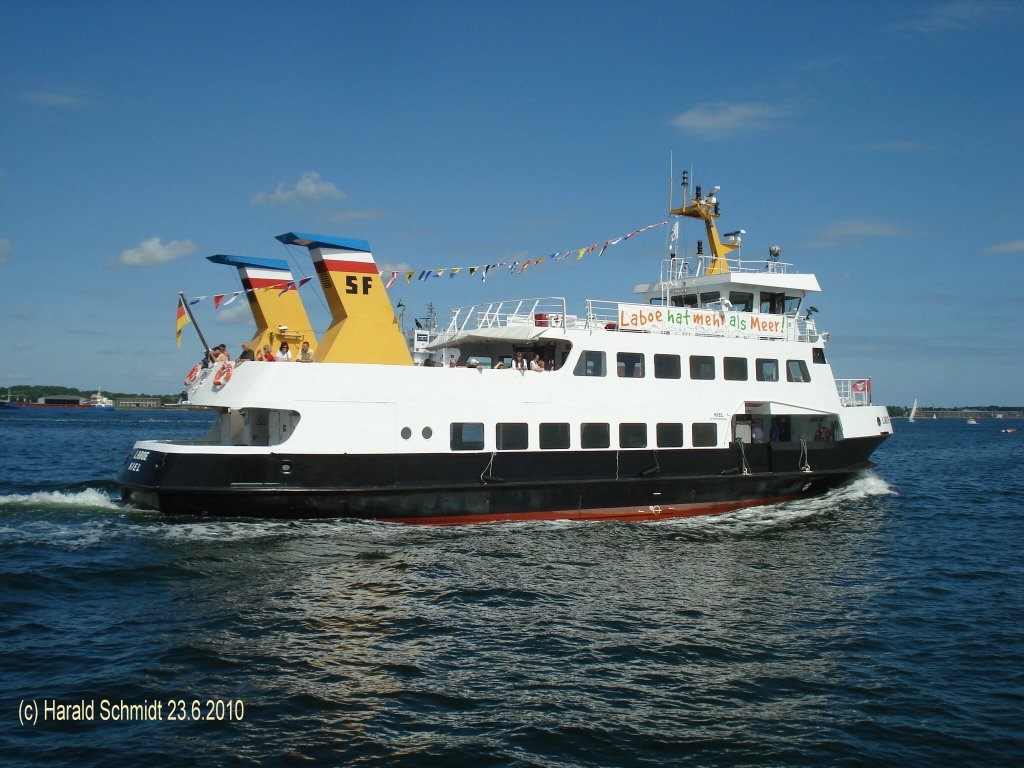 LABOE   IMO 8400086 am 23.6.2010 auf der Kieler Frde
Fhrschiff / La. 32,92m, B 7,61m , Tg. max. 2,4m / 1 MWM-Diesel 250 kW, 11,5 kn / 300 Pass. / 1984 bei Lindenau, Kiel fr Schlepp- und Fhrgesellschaft Kiel mbH, B-Nr. 215 / Umbau 2001 bei Lindenau, Kiel /
