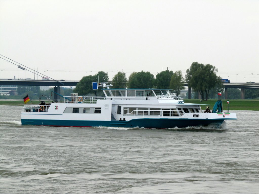 Laborschiff Max Prss , 05803790 , 33 x 7,50 , vom Landesamt f. Natur, Umwelt u. Verbraucherschutz am 07.05.2013 b. D auf Rhein-Talfahrt.
