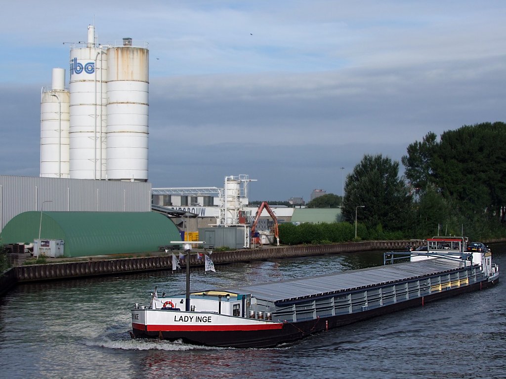 LADY-INGE(EuropaNr-02304150;L=67;B=8,2mtr;839t;Bj.1929)ist im Bereich Utrecht im Amsterdam-Rijnkanaal unterwegs;100903