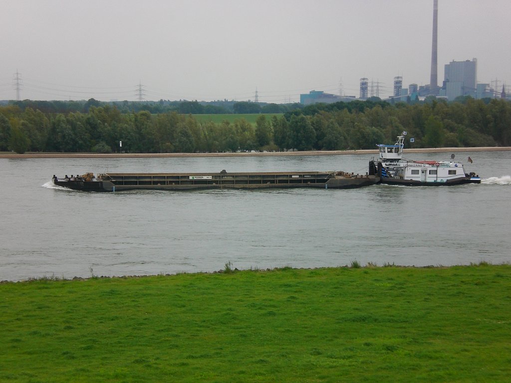 LEHNKERING 12, im Hintergrund Bergwerk und Kraftwerk Walsum.Fotografiert
am 28.8.2008.