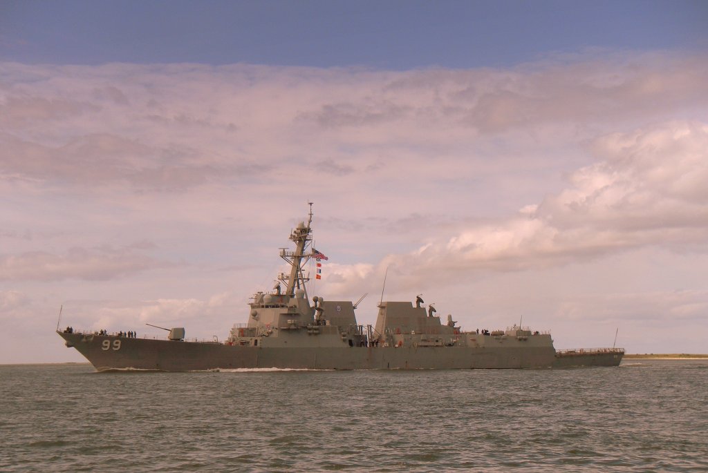 Lenkwaffenzerstrer DDG 99 USS Farragut einlaufend Jade nach Wilhelmshaven etwa auf der Hhe von Schillig (Tonne 22 ) am 1.9.2012 . Der heute zur Destroyer Squadron 14 aus Mayport Florida gehrende Luftabwehr-Zerstrer (Baby-Tyco) ist das 48. Schiff der Arleigh Burke-Klasse (DDG 51).
Er wurde am 10.06.2006 in Dienst gestellt.
Bauwerft: General Dynamics Bath Iron Works, Bath, Maine
L/B/T 156m/20m/9,5m
Verdr.: 9300 ts Stand.
Vmax: 30 Kn und mehr....

Bewaffnung:

1 MK45 MOD 1 127mm/62 Turmgeschtz
2 MK 41 VLS ( Vertical Launching Systems) mit insg. 96 Zellen
(variable Beladung mit: ESS [Evolved Sea Spearrow] ;VL-ASROC [Vertical Launch Anti Submarine Rocket];Standard-Missile SM2/3 [Anti Air/Anti Ballistic Missile]; Tomahawk TASM / TLAM [Tomahawk Antiship/Tomahawk Land Attack Missile];
1 CIWS Vulcan/Phalanx 20 mm zur Nahverteidigung gegen anfliegende FK -auf Grund seiner Form [siehe hinterer Hangarteil] auch
R2D2 genannt ;-)
2 MK 32 MOD 14 3xfach Torpedorohre fr Torbedos MK 46/MK 50 Barracuda
Luftfahrzeuge:
2x SH-60 LAMPS (Light Airborne Multi-Purpose Helo)
sowie Tuschkrperwurfanlagen vom Typ:
MK-53 Decoy Launching System und
SRBOC Super Rapid Blooming Off-board Chaff
Sensoren:
AN/SPY-1D 3-D Such und Verfolgungsradar Radar
Bridgemaster Navigational Radar
AN/SPS-67(V)3 Oberflchensuchradar Radar
AN/SQQ-89(V)15 USW Kampfsystem
AN/SLQ-32(V)2 ECM/ECCM/Elint System
Antrieb:
4 LM2500 Marine Gas Turbinen mit zus. 100 000 PS auf 2 Schrauben
Besatzung bis zu 380 Personen