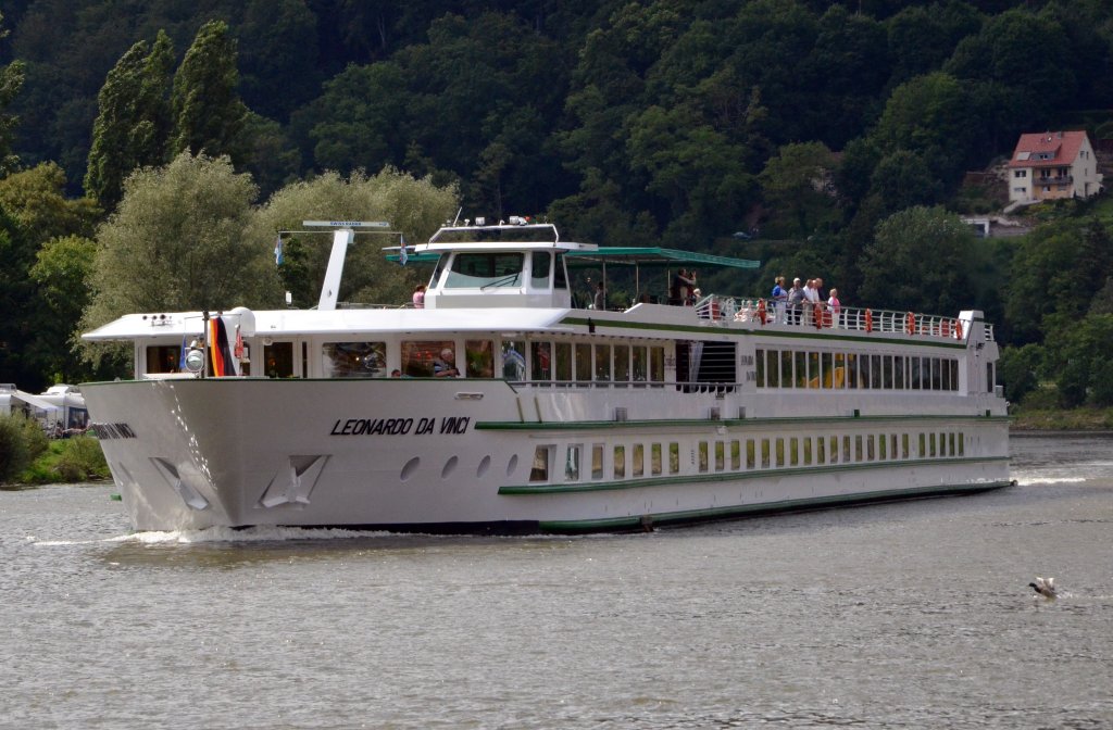 Leonardo Da Vinci ein Flusskreuzfahrtschiff  auf dem Neckar bei Eberbach am 22.06.2013. Technische Daten: Baujahr: 2003, Lnge: 105m, Breite: 11m, Besatzung:25 Personen, Passagierzahl max. 152. Heimathafen Strasbuorg.