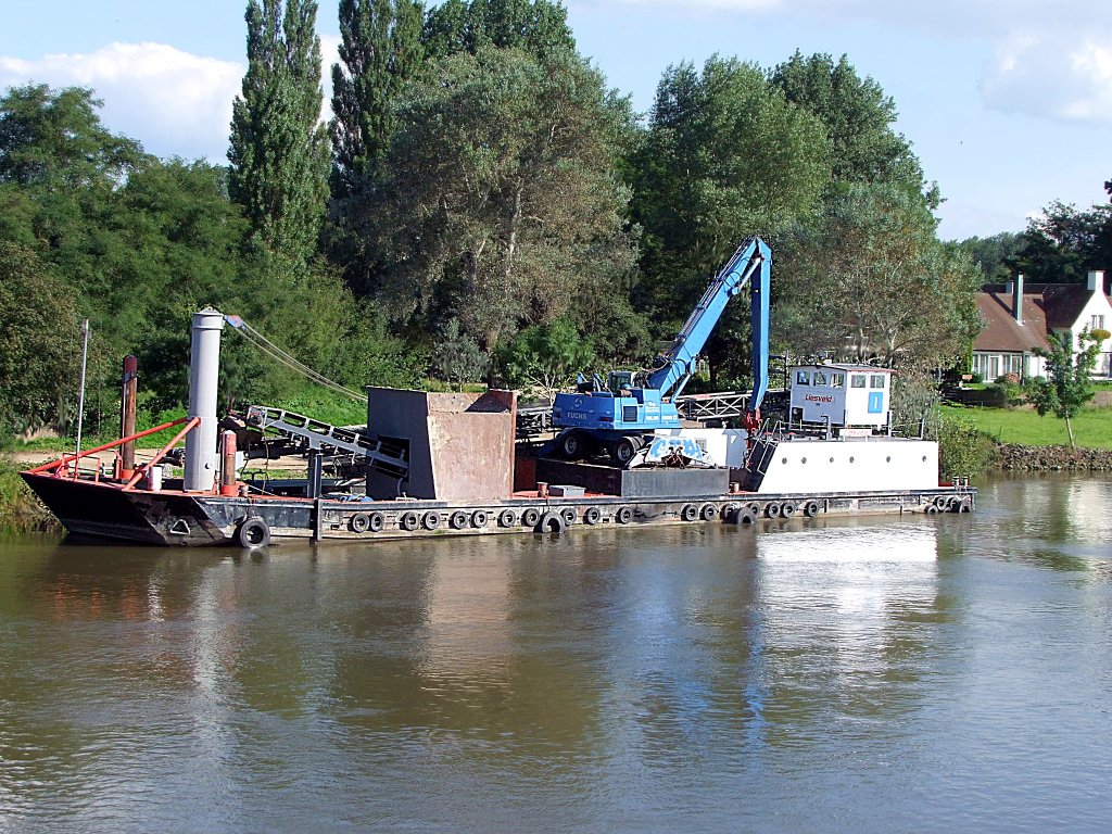 Liesveld, sowie der Fuchs-Bagger warten im Bereich von Zwolle auf Arbeit;100905