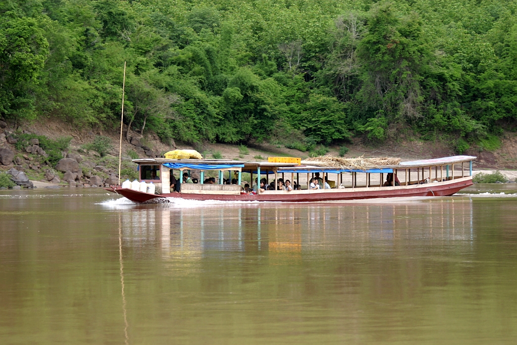 Linienboot am 18.Mai 2007 auf dem Mekong etwas stromaufwrts von Luang Prabang.