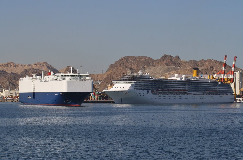 Links die auslaufende VIKING EMERLAD und rechts Costa Atlantica. (23.12.2012, Muscat)