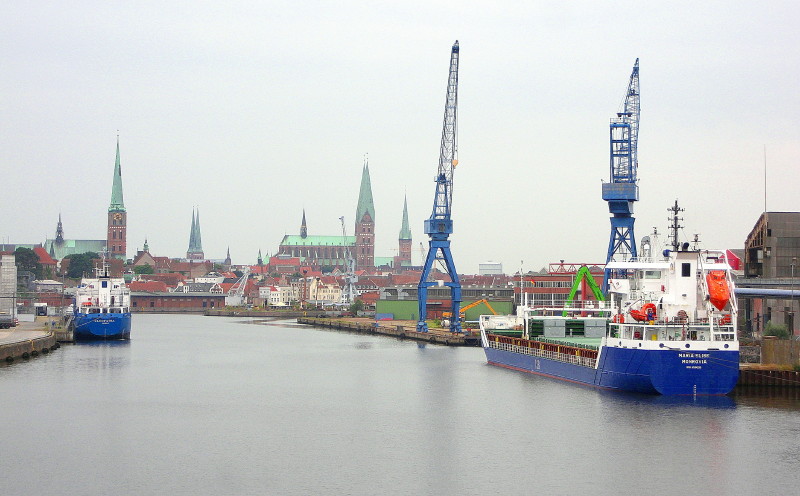 Links im Bild die finnische Cleopatra IMO 8022872, am Brggenkai und rechts die MS MARIA ELISE IMO 9534250 am Lbecker Lagerhauskai 1. Blick ber den Lbecker Burgtorhafen...  Aufgenommen: 01.08.2012