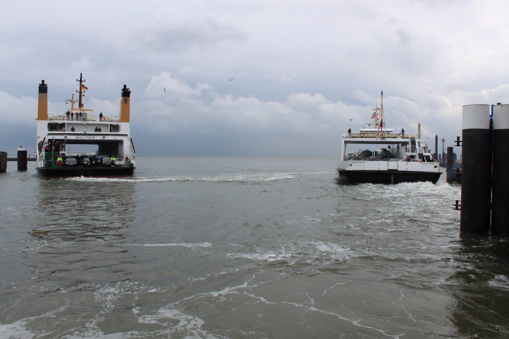 Links die MS Rungholt beim anlegen und rechts die MS Insel Amrum, dem  Kellerschiff  der WDR, beim verlassen des Wyker Hafens, 14. Mai 2011, gegen 11:35. Den Spitznamen  Kellerschiff  hat die Fhre, weil im Gegensatz zu den anderen Fhrschiffen der Salon unter der Wasserlinie liegt.