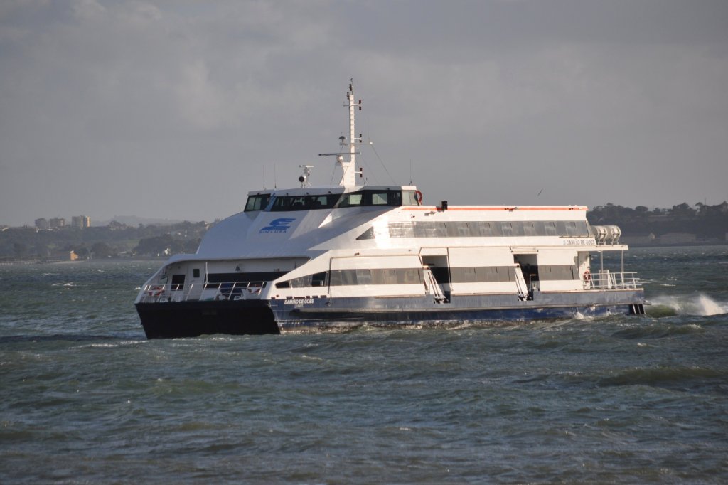 LISBOA (Distrikt Lisboa), 15.02.2011, Fahrgastschiff Damião de Goes bei der Anfahrt auf den Fähranleger Terreiro do Paço