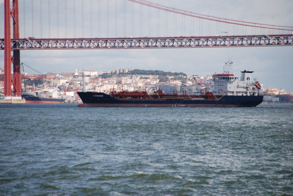 LISBOA (Distrikt Lisboa), 19.02.2010, Blick auf den maltesischen Tanker Kardeniz und die Ponte 25 de Abril