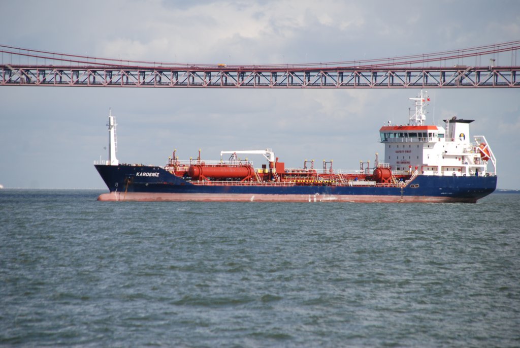 LISBOA (Distrikt Lisboa), 19.02.2010, Blick auf den maltesischen Tanker Kardeniz und die Ponte 25 de Abril
