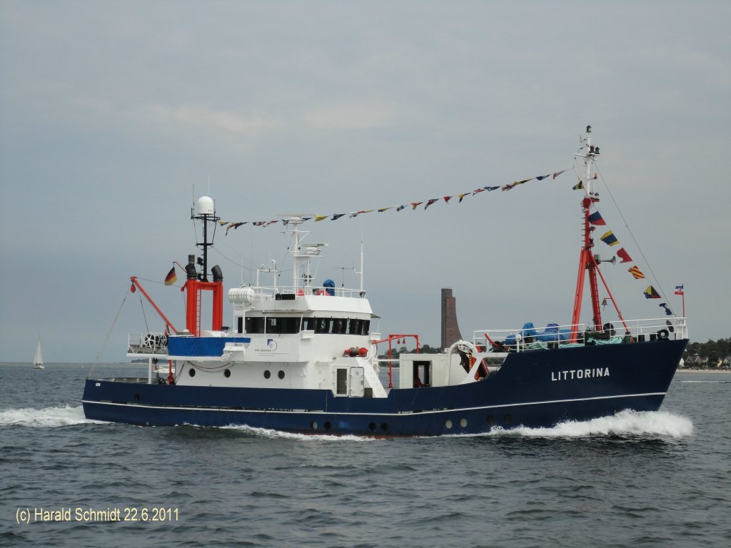 LITTORINA (IMO 7360942) am 22.6.201 auf der Kieler Frde
Forschungskutter (FK) / BRZ 185 / La 29,82 m, B 7,42 m, Tg 3,0 m / 1975 bein Julius Dietrich Werft, Oldersum / ein 12-Zyl.-Vtk.-Diesel, SBA 12 M 816 U, 418 kW (568 PS), 1 Verstellprop. , 10 kn / 2000 sm Aktionsradius /
