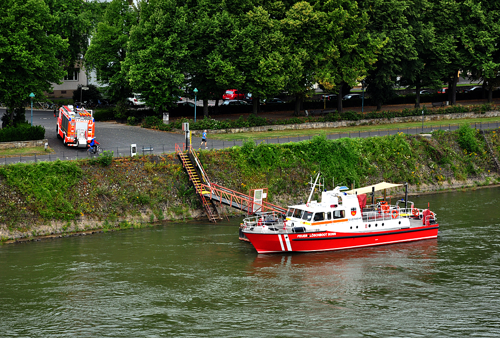 Lschboot der Feuerwehr Bonn am Rheinufer - 22.07.2011