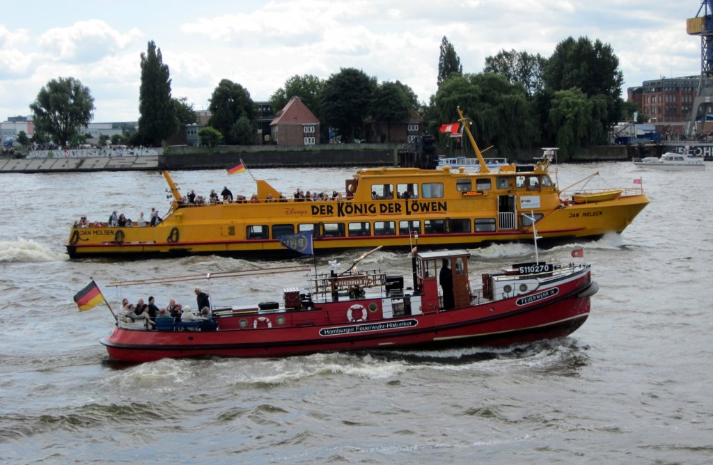 Lschboot Feuerwehr IV , 5110270 , der Hamburger Feuerwehr Historiker am 15.07.2012 Hhe Landungsbrcken die Elbe zu Tal 