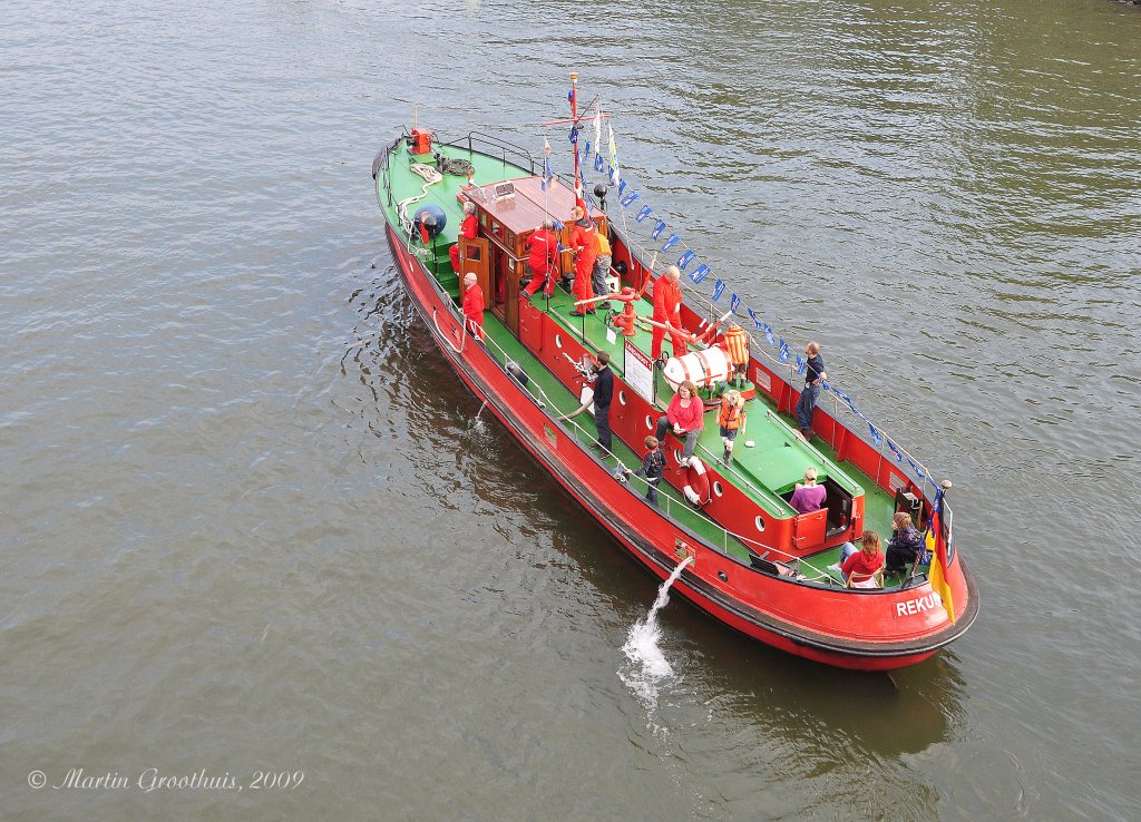 Lschboot1, am 26.09.2009 auf der Weser in Bremen ((Maritime Woche). L:19,50m/B:4,6m/Tg:1,52m/1 Diesel mit 147kw/10,5kn/2 Feuerlschkanonen/ Heimathafen Bremen-Vegesack / Flagge Deutschland 
