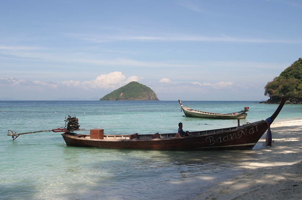 Longtailboat  BAAN MAI  am 01.Juni 2009 am Strand von Coral Island.