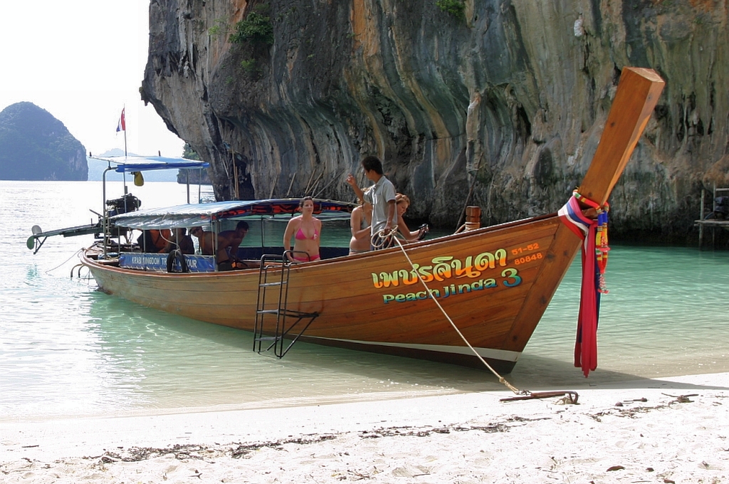 Longtailboat  PEACH JINDA 3 , Reg.Nr. 5152 80848, am 01.Juni 2008 am Strand einer kleinen Bucht von Koh Pakbia.