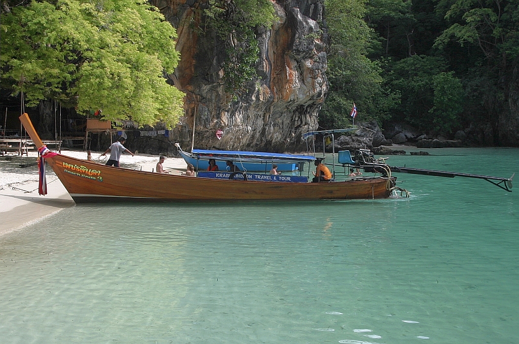 Longtailboat  PEACH JINDA 3 , Reg.Nr. 5152 80848, am 01.Juni 2008 am Strand einer kleinen Bucht von Koh Pakbia.