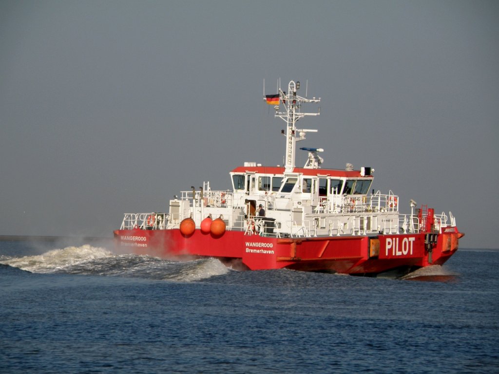 Lootsenboot  WANGEROOG   aus  Bremerhaven,  setzt  die  Lootsen  ber.