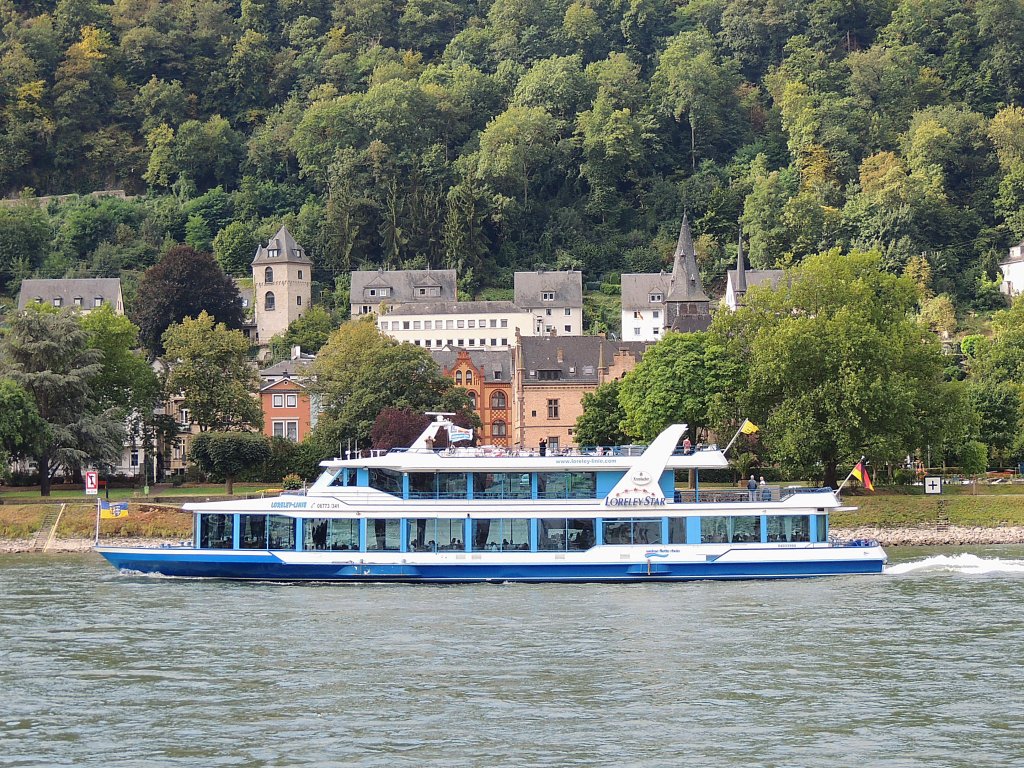 LORELEY-STAR(04033990; L=50,2; B=11,2mtr.; 600 Personen; 1300PS; Bj.1999)ist bei St.Goar Rheinaufwrts unterwegs; 120829