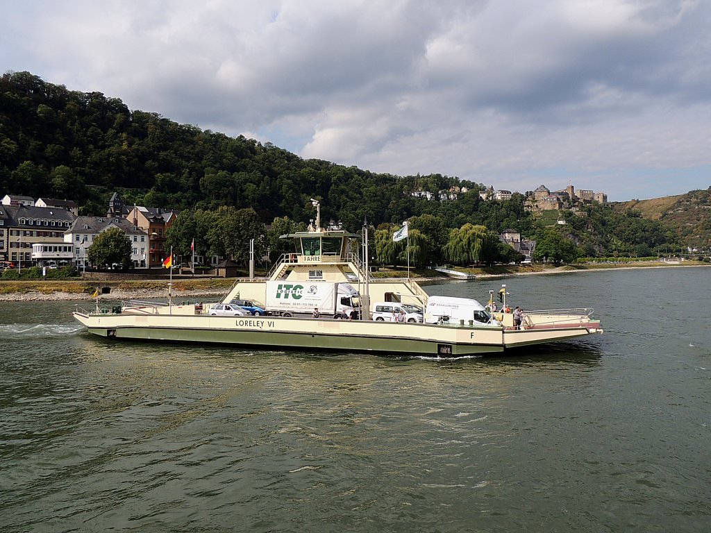 LORELEY VI steuert von St.Goar nach St.Goarshausen; 120829