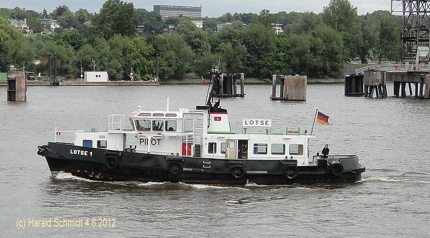 LOTSE 1  am 4.6.2012 im Khlfleethafen vor Finkenwerder
Lotsenversetzboot / BRZ 93 / La 23,2 B 6 12m, Tg 2,3m / 13 kn / 1996 bei Grube, Oortkaten bei Hamburg /  Eigner: Hafenlotsenbrderschaft Hamburg, Betreiber: Hamburg Port Authority (HPA), Hamburg / Heimathafen: Hamburg /
