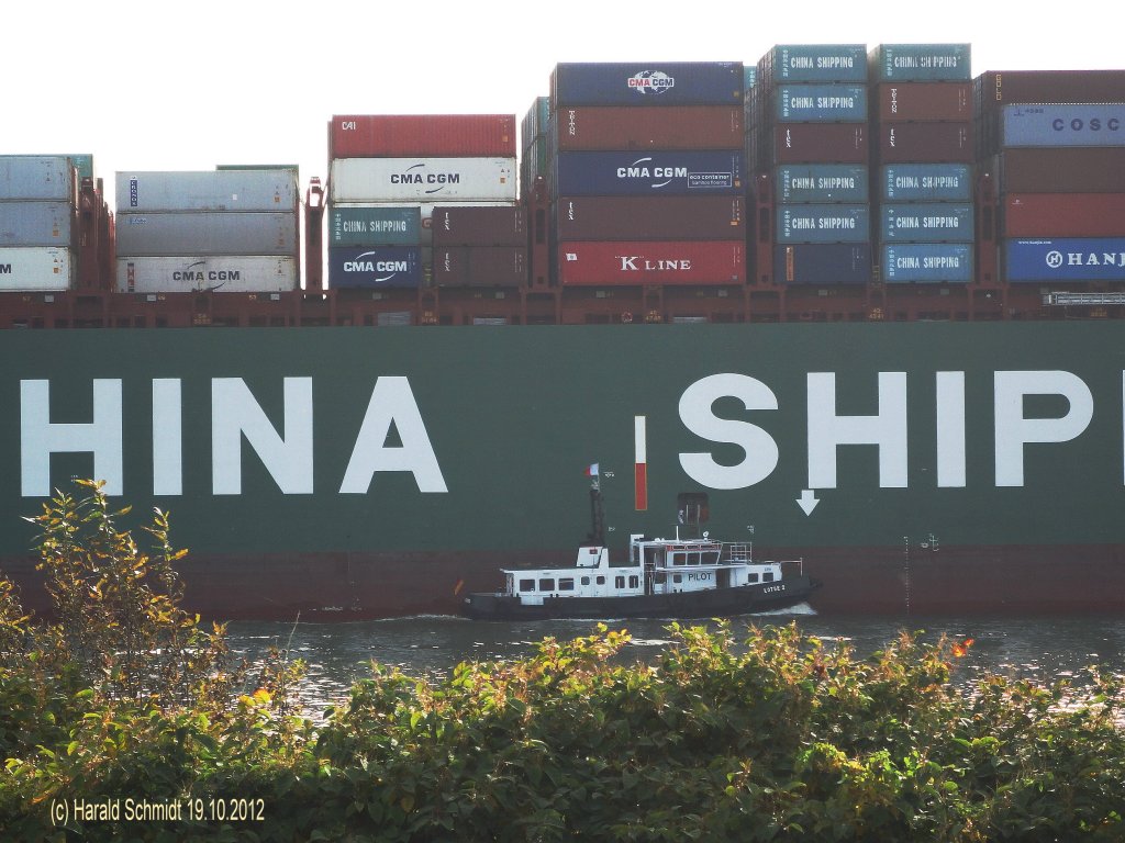 LOTSE 2 beim Lotsenwechsel (Hafenlotse gegen Elblotsen) am 19.10.2012 an der CSCL VENUS  (IMO 9467251), Hamburg, Elbe, Hhe velgnne /
