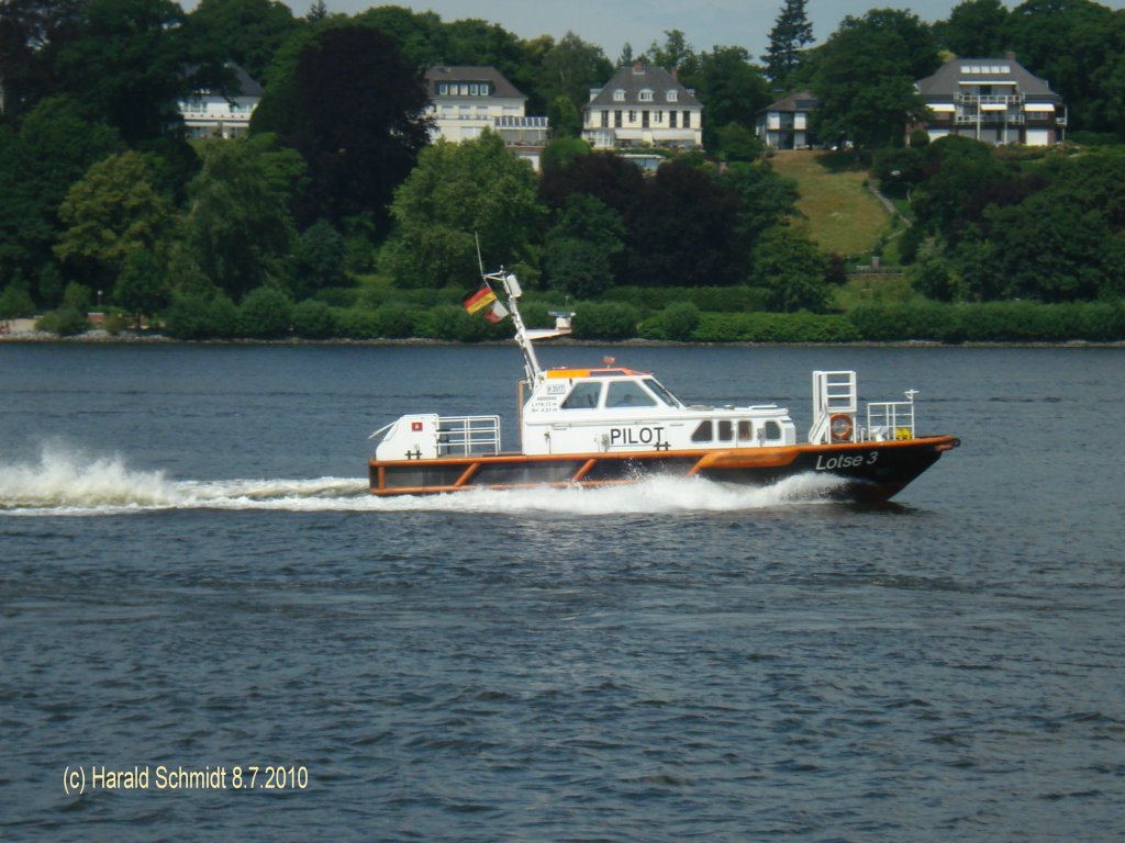 LOTSE 3  (ENI 04806940) am 8.7.2010, Hamburg, Elbe, Hhe Bubendey-Ufer /
Lotsenversetzboot / BRZ 93 / La 16,3, B 4,53, Tg 1,2m / 662 kW, 22 kn / 2008 bei Hermann Barthel, Derben, Deutschland / Heimathafen: Hamburg /
