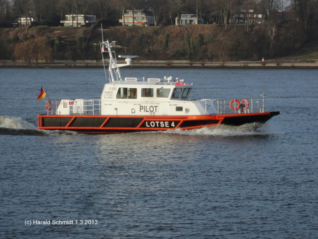 LOTSE 4 (2) 001   002 am 1.3.2013, Hamburg, Elbe, einlaufend Lotsenstation Khlfleethafen /
Lotsenversetzschiff / La 17,97 m, B 4,82 m, Tg 1,25 m / 2 Diesel  360 kW, 20 kn / Bes.: 1 Schiffsfhrer, 1 Schiffsmechaniker / 2013 bei Schiffswerft Hermann Barthel GmbH , 4.2.2013 Taufe / Eigner: Hamburg Port Authority (HPA) /
