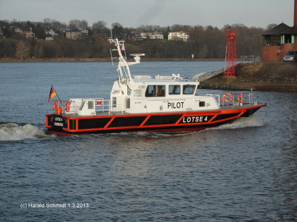 LOTSE 4 (2) 001   002 am 1.3.2013, Hamburg, Elbe, einlaufend Lotsenstation Khlfleethafen /
Lotsenversetzschiff / La 17,97 m, B 4,82 m, Tg 1,25 m / 2 Diesel  360 kW, 20 kn / Bes.: 1 Schiffsfhrer, 1 Schiffsmechaniker / 2013 bei Schiffswerft Hermann Barthel GmbH , 4.2.2013 Taufe / Eigner: Hamburg Port Authority (HPA) /
