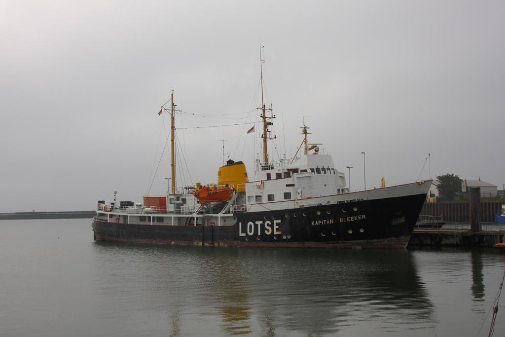 Lotsen Schiff Kapitn Leeker am 20.08.2012
im Hafen Borkum. - Das Schiff wurde einen Monat
nach dieser Aufnahme auer Dienst gestellt. Bei
der letzten Fahrt begleitete der Norddeutsche 
Rundfunk den Kapitn in den Hafen Emden. Dazu
gibt es einen Kurzfilm im Internet.