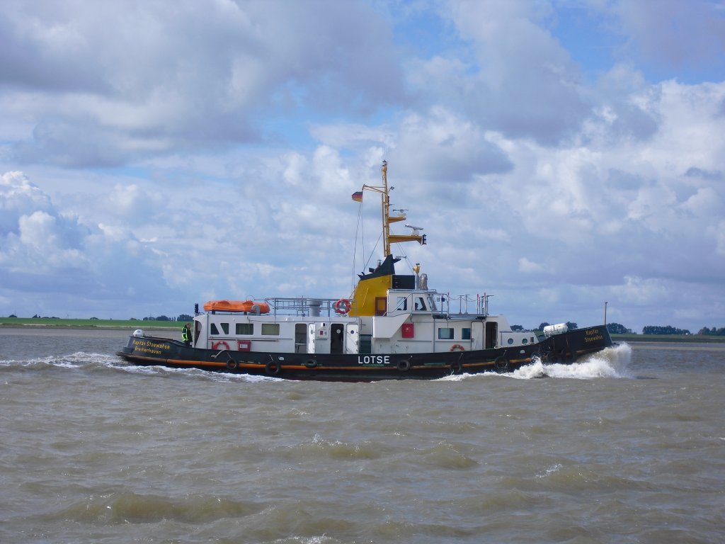 Lotsenboot  Kapitn Stoewahse  vor Bremerhaven, 29.08.2010.